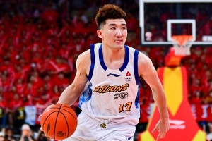 状态不佳！孙铭徽7投2中&三分4中1得到5分2板3助 正负值-7