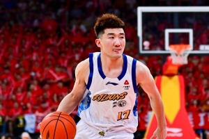 媒体人：广厦弃用孙铭徽效果明显 脚伤成那样再上场就是伤害球队